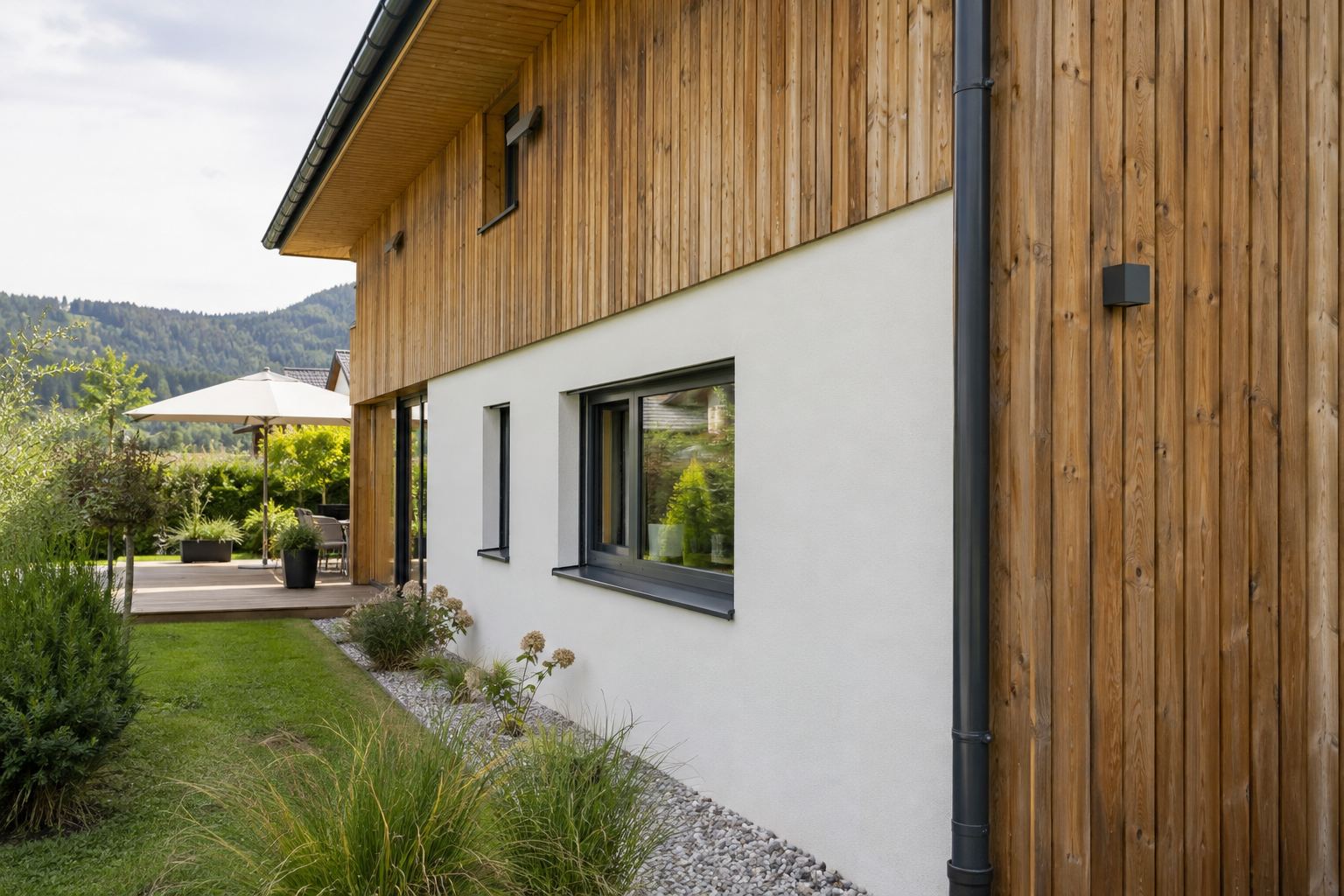Fassade mit Holzverkleidung kombiniert mit weißem Putz